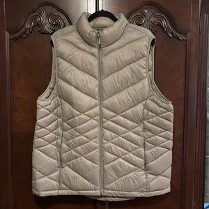 Packable puffer vest